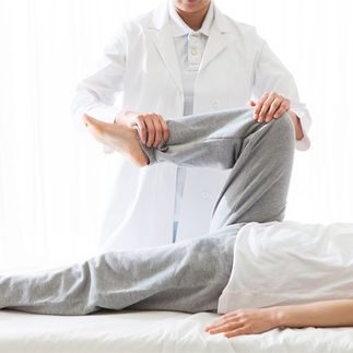 Fisiosalut Alzira profesional con paciente
